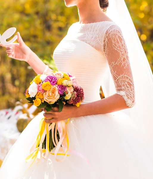 Nahaufnahme der Hände der Braut mit wunderschönem herbstlichen Brautstrauß. — Stockfoto