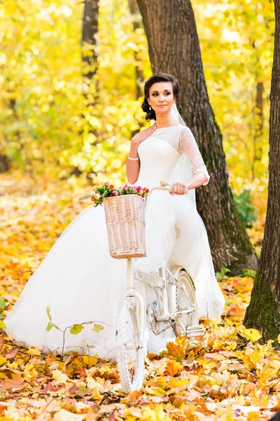 Braut auf dem Fahrrad in der herbstlichen Natur — Stockfoto
