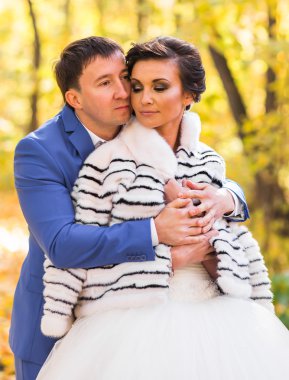 gelin ve damat sonbahar parkında