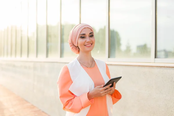 Tablet bilgisayar açık havada modern Arap Müslüman kadınla — Stok fotoğraf