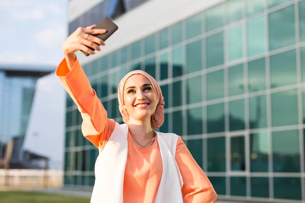 Muslimische Frau im Hidschab macht Selfie im Freien — Stockfoto