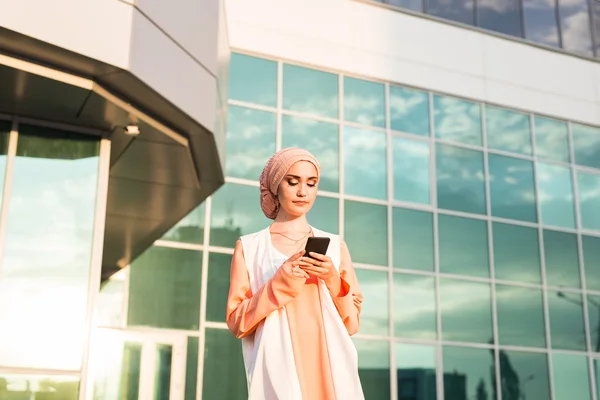 Cep telefonu olan güzel Arap kadın — Stok fotoğraf