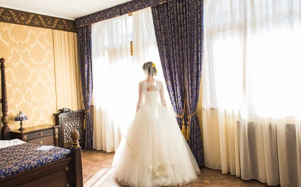 Красива молода наречена стоїть і чекає — стокове фото