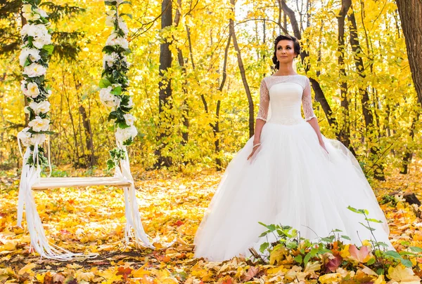 华丽的新娘和摆动在秋天的公园 — 图库照片