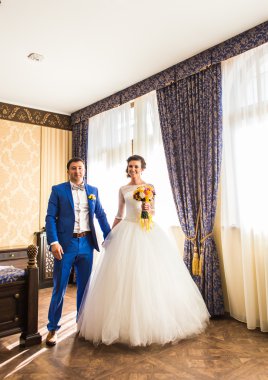 Mutlu lüks gelin ve damat pencerede zengin ışık odada