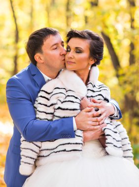 Gelin ve damat sonbahar doğada