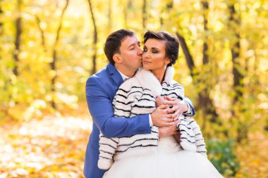 Gelin ve damat sonbahar doğada