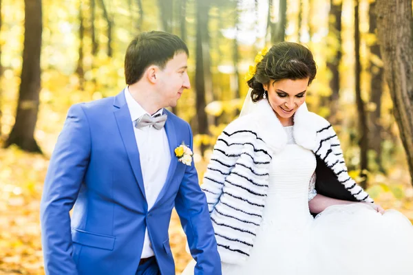 Bruden och brudgummen promenader i höst natur — Stockfoto
