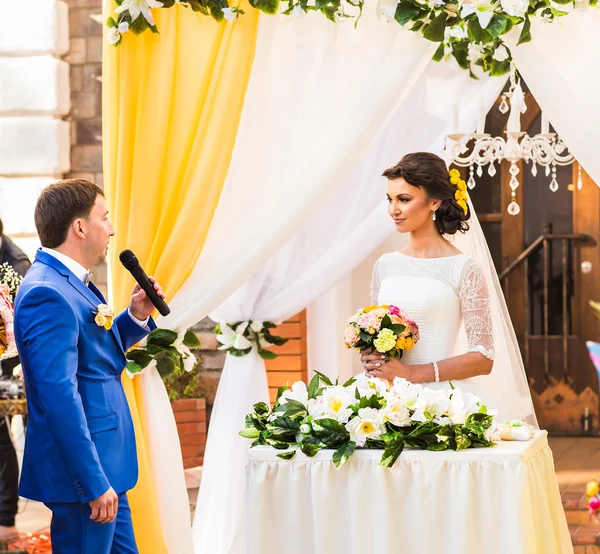 Schönes kaukasisches Paar, das gerade geheiratet hat. Trauung — Stockfoto