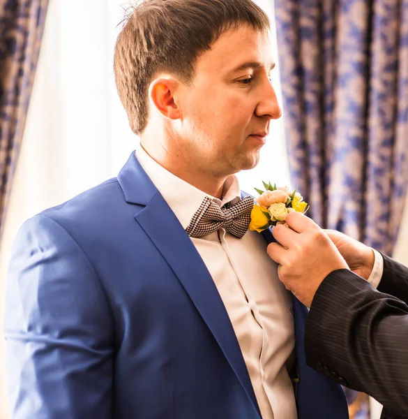 Novio guapo prepararse para la boda —  Fotos de Stock