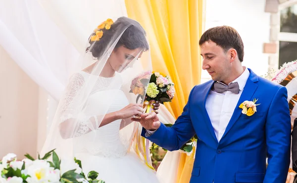 Bella coppia caucasica appena sposata. cerimonia nuziale — Foto Stock