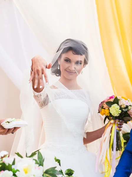 Novia muestra un anillo de bodas en su dedo — Foto de Stock