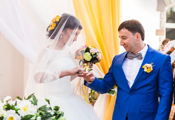 Les jeunes mariés échangent des anneaux — Photo