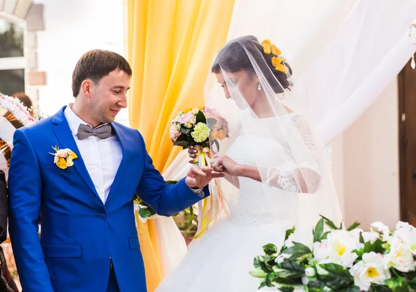 Les jeunes mariés échangent des anneaux — Photo