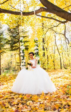 sonbahar bir ormanda mutlu gelin