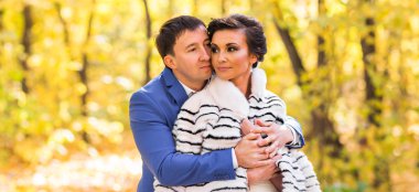 Sonbahar parkında gelin ve damat Aşk Hayatı