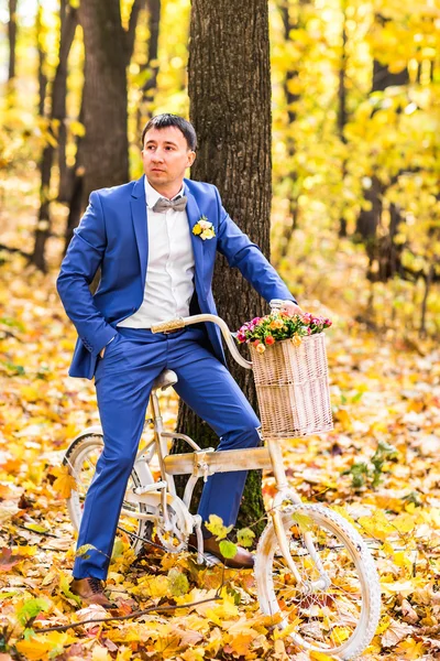 Portret van de bruidegom op een herfst park op een trouwdag — Stockfoto