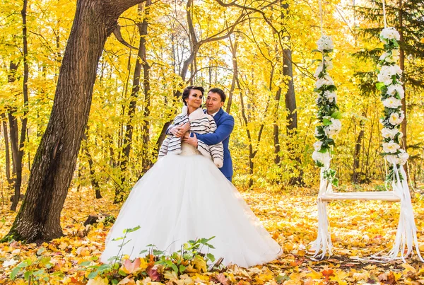 Brautpaar in der herbstlichen Natur — Stockfoto