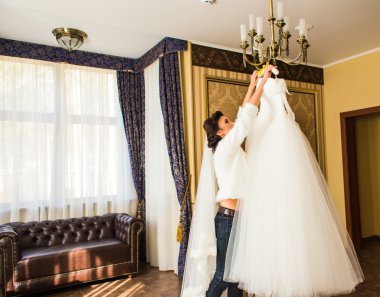 Makyaj ve saç modeli yatak, yeni evli kadın son hazırlık ve sunuş düğün için güzel genç gelin.