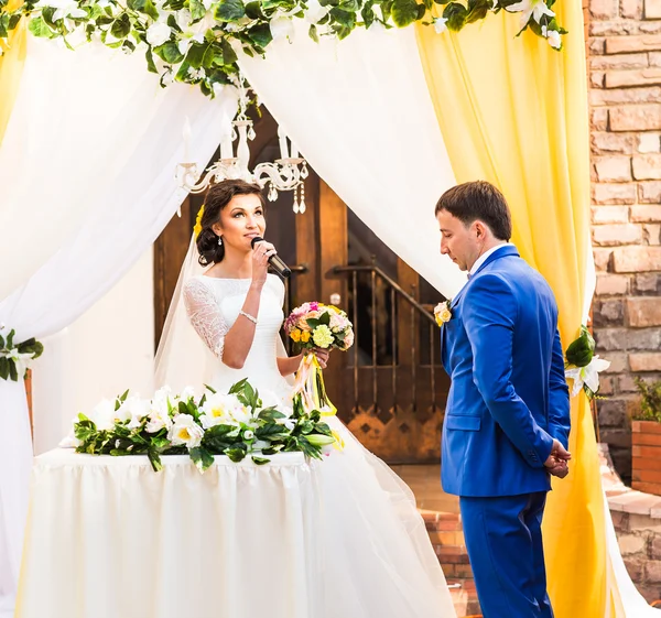 Nádherný Kavkazský pár novomanželům. Svatební obřad — Stock fotografie
