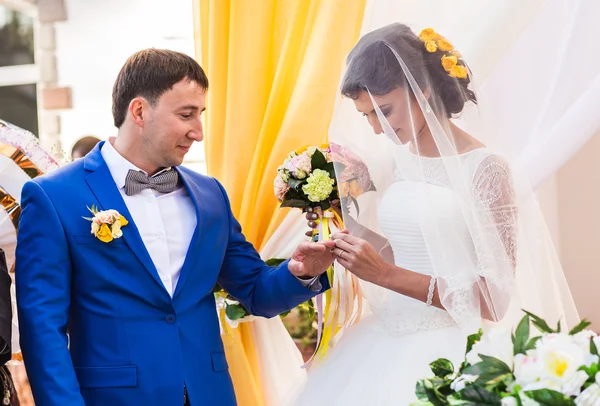 Mooie Kaukasische paar net getrouwd. Huwelijksceremonie — Stockfoto