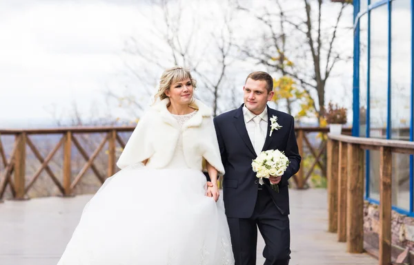 Novia y novio en su boda de invierno — Foto de Stock