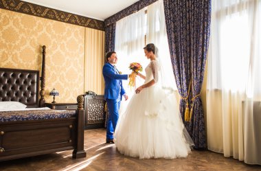 Gelin ve damat otel odasında