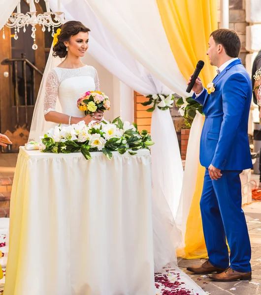 De geloften van het huwelijk bij de ceremonie — Stockfoto