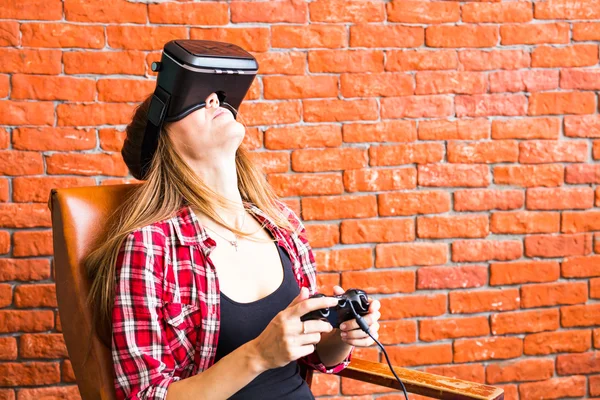 3D технології, віртуальна реальність, розваги та концепція людей щаслива молода жінка з гарнітурою віртуальної реальності або окулярами, граючи в гру та бої — стокове фото