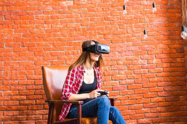 3D teknolojisi, sanal gerçeklik, eğlence ve insanlar kavramı - sanal gerçeklik kulaklık veya oyun ve mücadele oynarken gözlük ile mutlu genç kadın