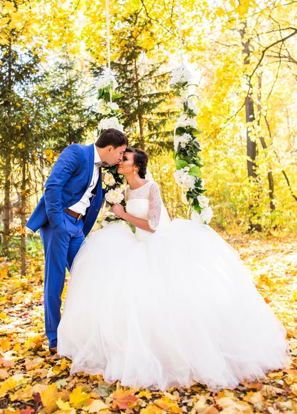 Жених и невеста осенью — стоковое фото