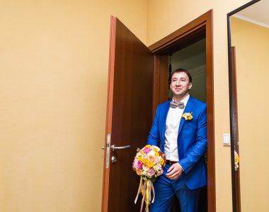 güzel düğün buket damadın elinde.