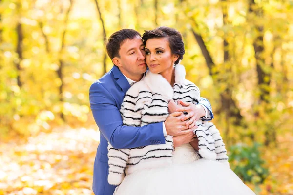 gelin ve damat sonbahar parkında