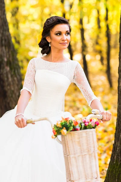 Novia en bicicleta en otoño naturaleza —  Fotos de Stock