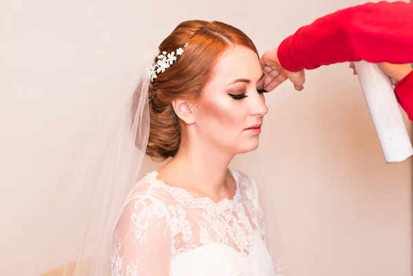 Cabeleireiro faz a noiva no dia do casamento — Fotografia de Stock