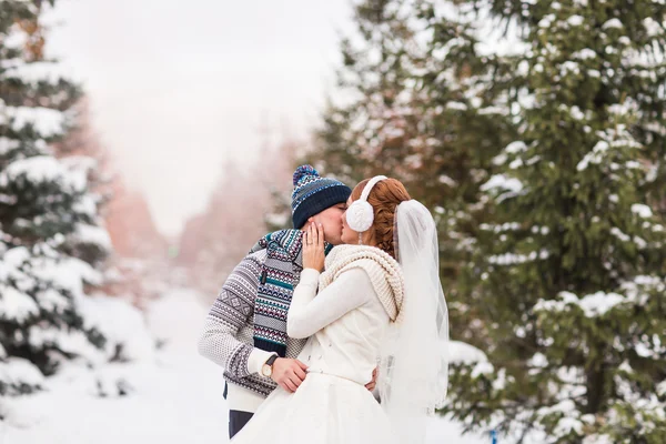 Bruid en bruidegom in de winter bos — Stockfoto