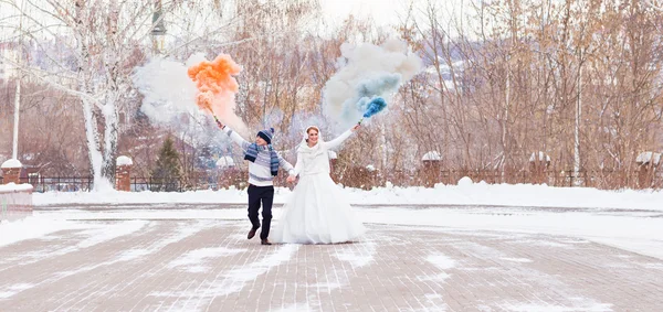 Sposa e sposo si divertono al loro matrimonio invernale — Foto Stock