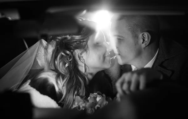 Romantischer Bräutigam küsst schöne Braut Nahaufnahme — Stockfoto