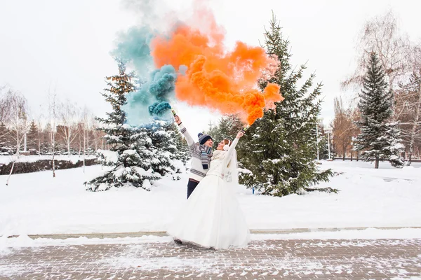 Bruid en bruidegom hebben plezier op hun winter bruiloft — Stockfoto