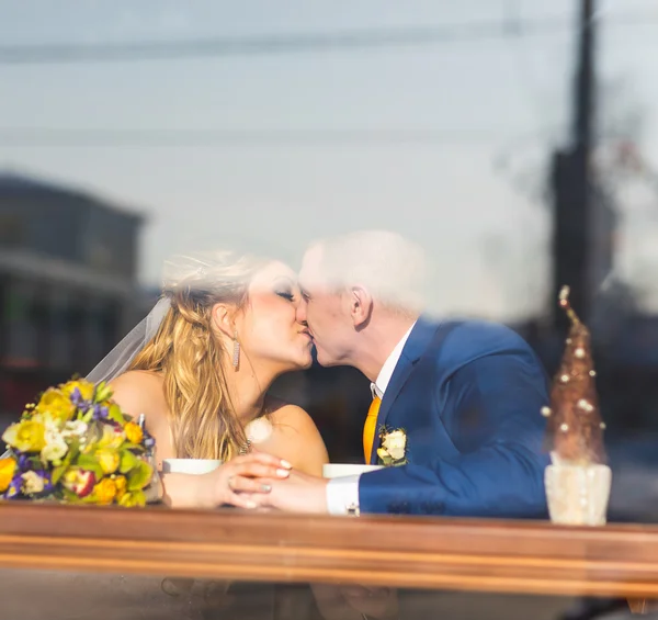 Casal de casamento na época do Natal — Fotografia de Stock