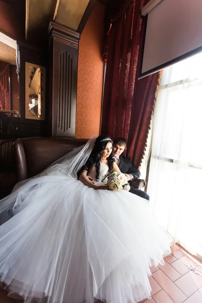 Casamento casal dentro de casa está abraçando uns aos outros . — Fotografia de Stock