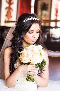 Düğün buketi olan güzel gelin