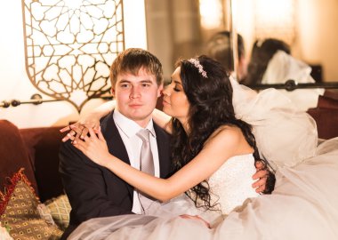 Gelin ve Damat Düğün günü kapalı kucaklayan