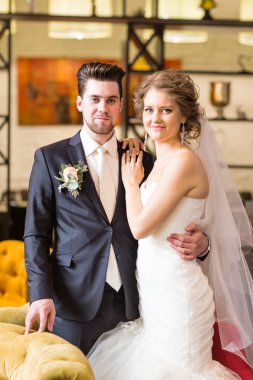 güzel gelin ve damat onların düğün kutlama lüks bir restoranda üzerinde