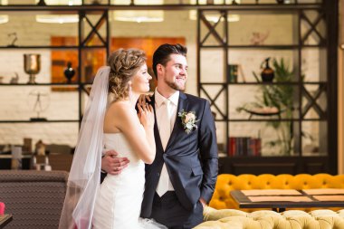 güzel gelin ve damat onların düğün kutlama lüks bir restoranda üzerinde