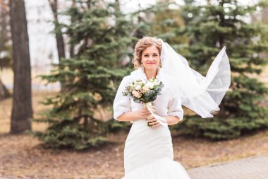 sonbahar park üzerinde mutlu gelin