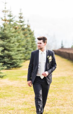 sonbahar Park'ta bir düğün gününde damat