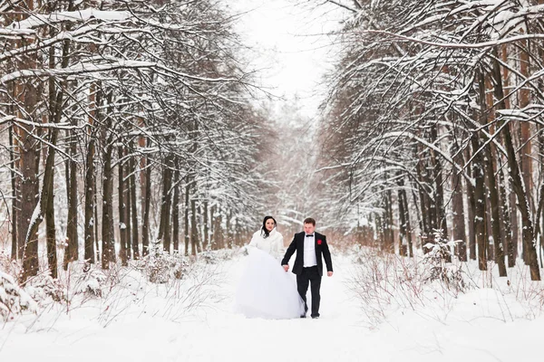 Gelukkige bruid en bruidegom in winter trouwdag — Stockfoto