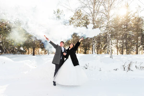 Braut und Bräutigam haben Spaß bei ihrer Winterhochzeit — Stockfoto