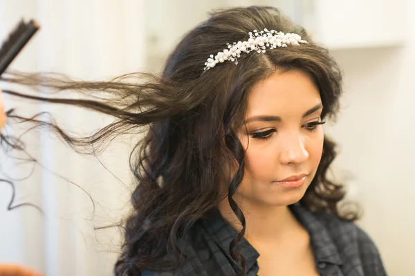 Stylista włosów sprawia, że panna młoda w dniu ślubu — Zdjęcie stockowe